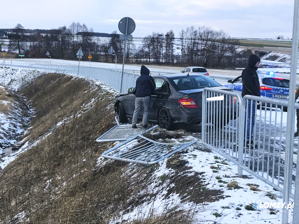 Mercedes staranował barierki ochronne