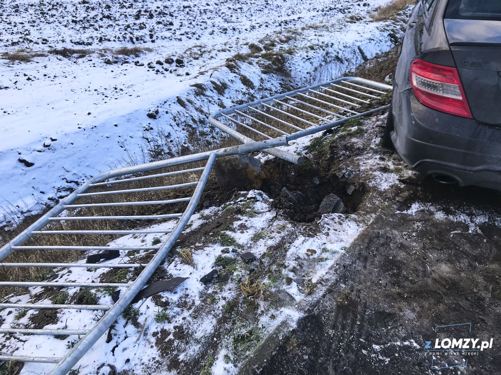 Mercedes staranował barierki ochronne