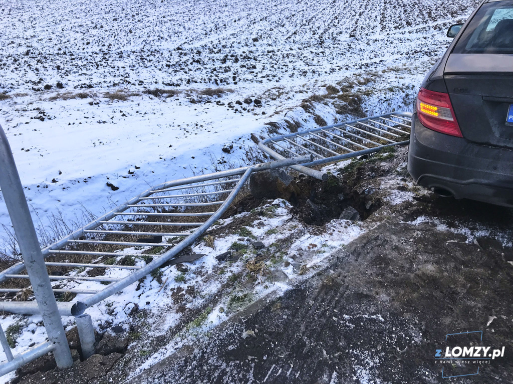 Mercedes staranował barierki ochronne
