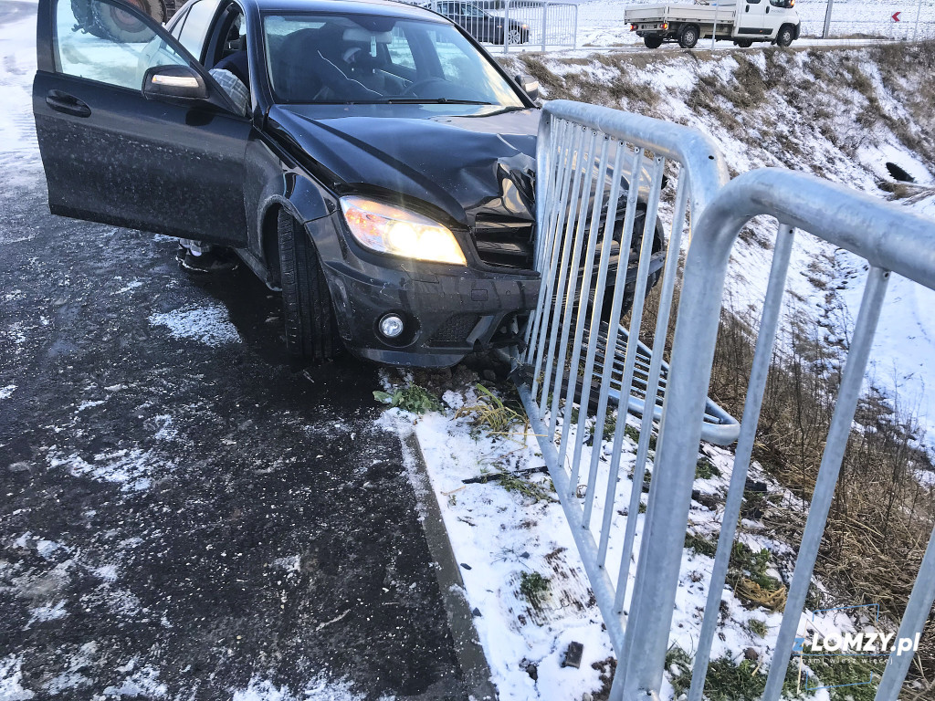 Mercedes staranował barierki ochronne