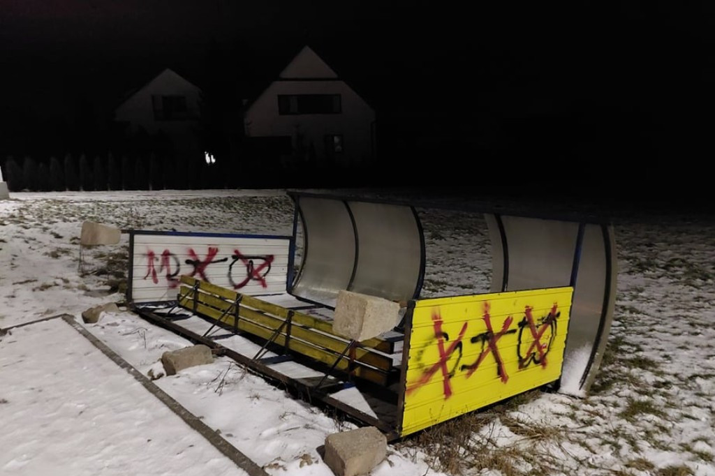 Wiatr porwał przystanek... leży tak od niedzieli