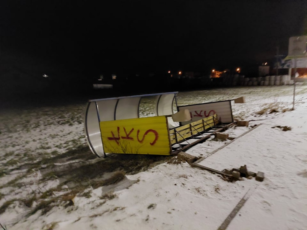 Wiatr porwał przystanek... leży tak od niedzieli