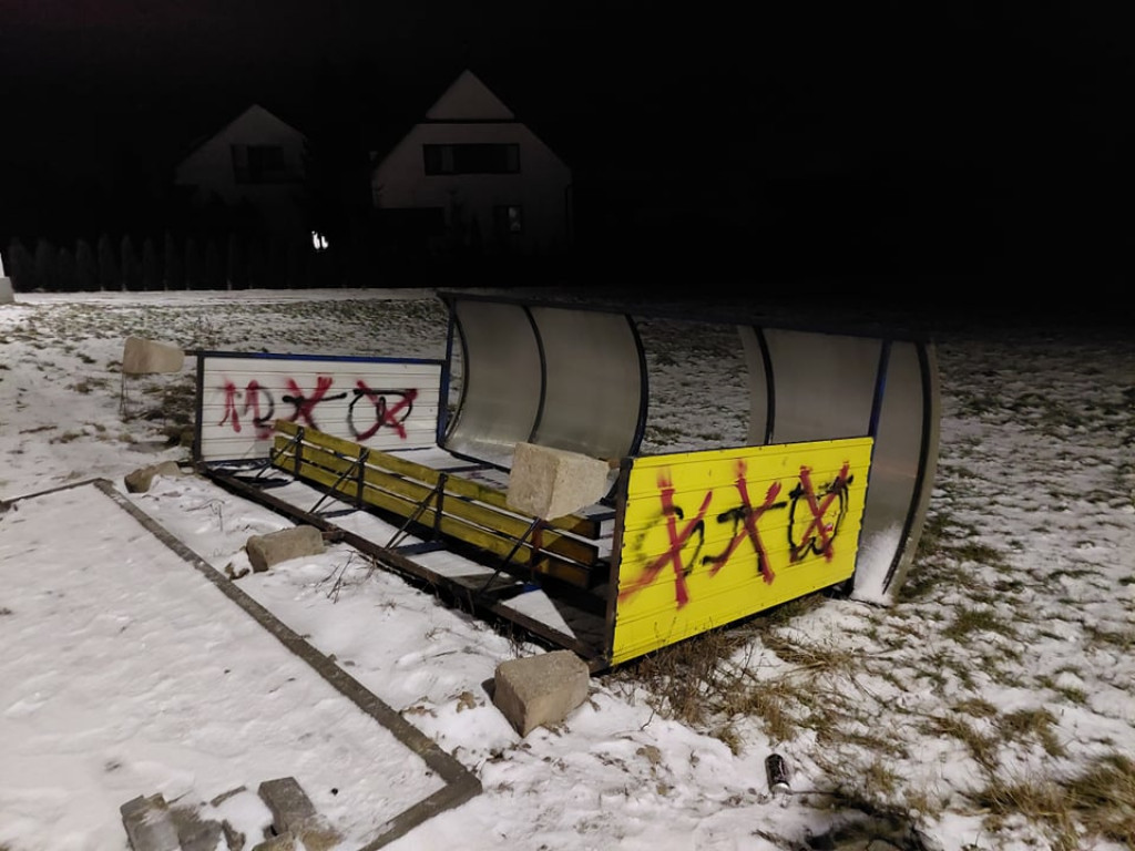 Wiatr porwał przystanek... leży tak od niedzieli