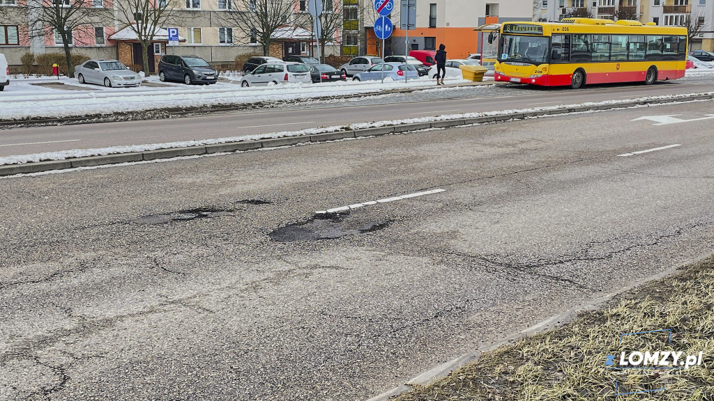 Ta ulica w Łomży jest jak ser szwajcarski!