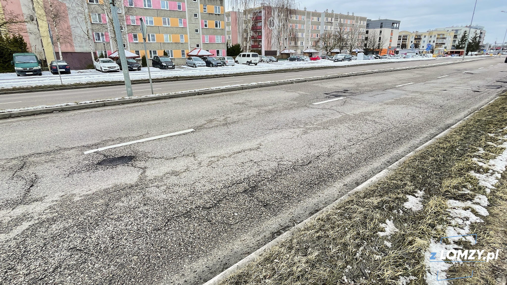 Ta ulica w Łomży jest jak ser szwajcarski!