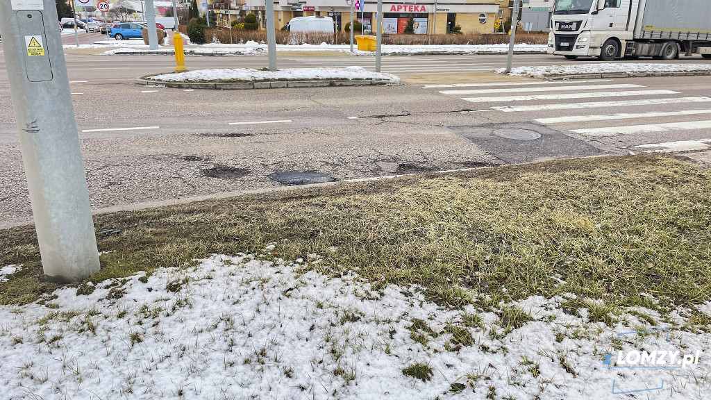 Ta ulica w Łomży jest jak ser szwajcarski!