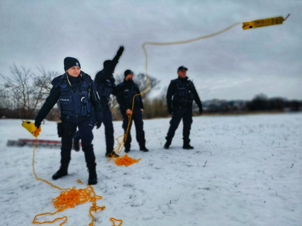 Co zrobić gdy załamie się lód? Ćwiczyli na Narwi