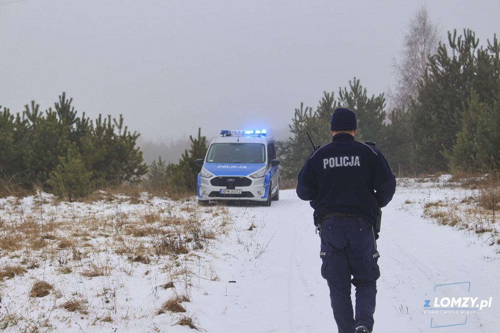 Ktoś przywiązał psa do drzewa w lesie