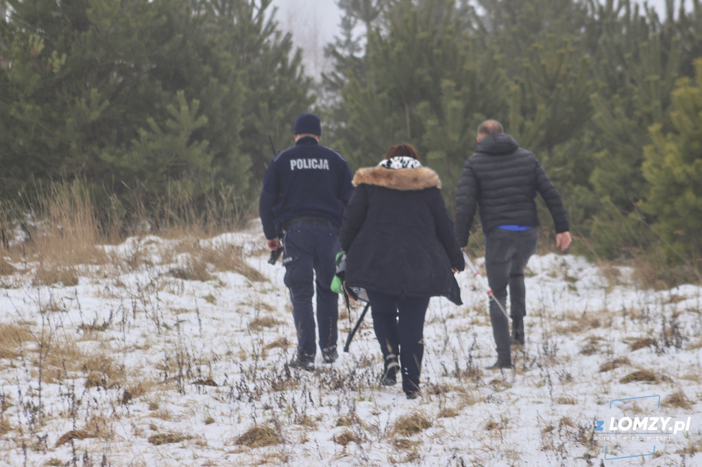 Ktoś przywiązał psa do drzewa w lesie