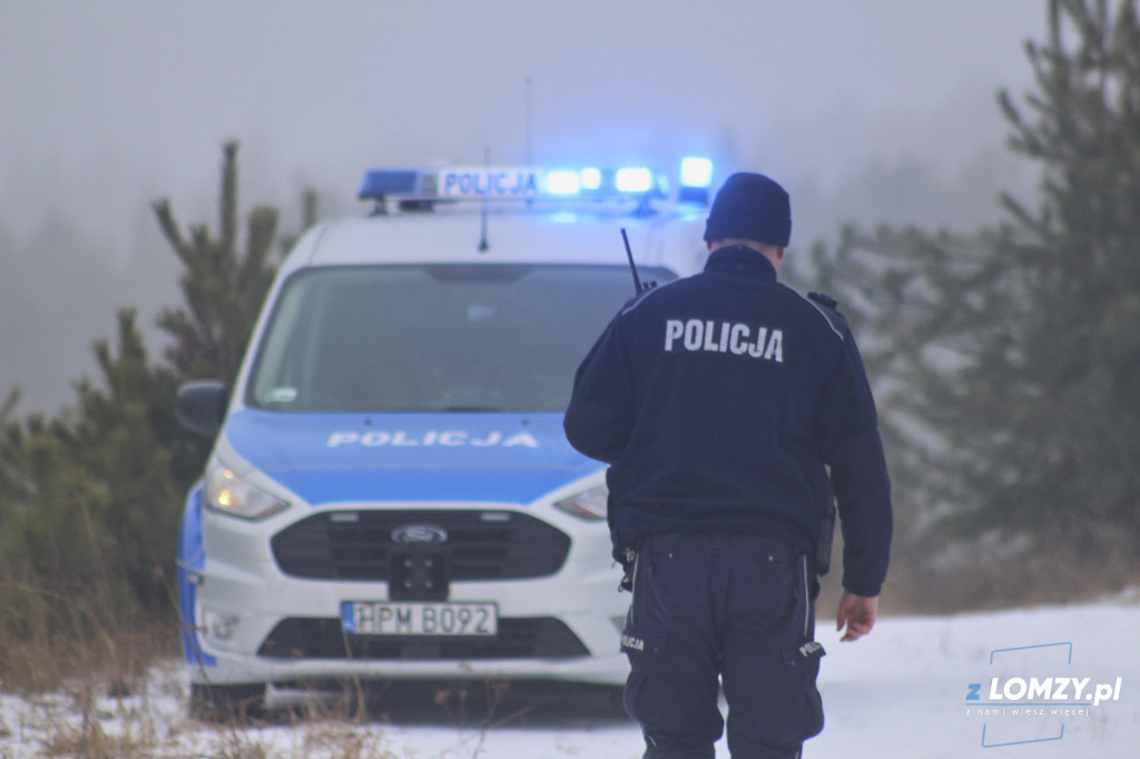 Ktoś przywiązał psa do drzewa w lesie