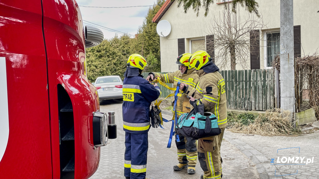 Poderwany dach i drzewo na samochodzie
