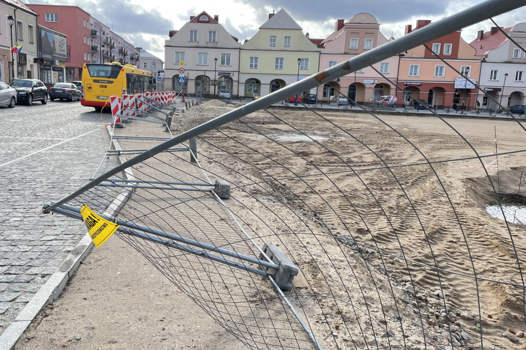 Wiatr zniszczył ogrodzenie na Starym Rynku