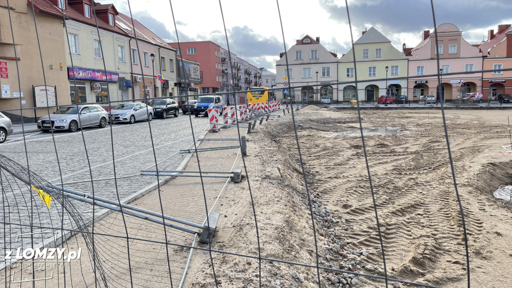 Wiatr zniszczył ogrodzenie na Starym Rynku
