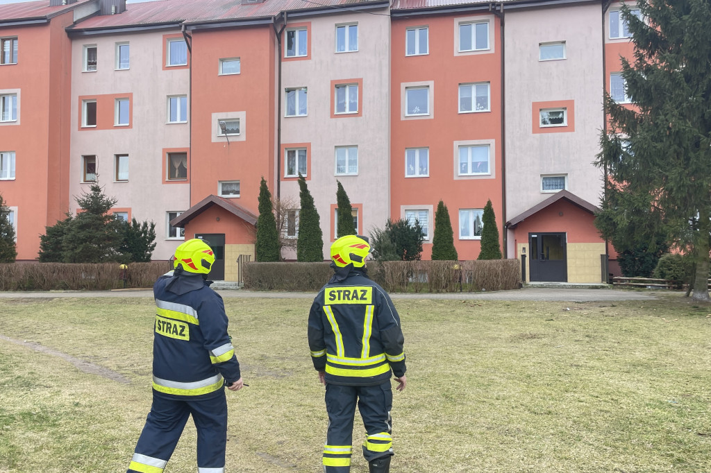 Zerwany dach na bloku w Nowogrodzie