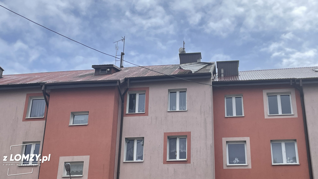 Zerwany dach na bloku w Nowogrodzie