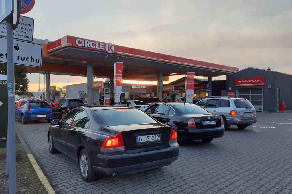 Łomża: Kolejki na stacjach