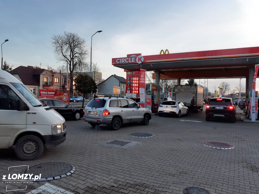 Łomża: Kolejki na stacjach