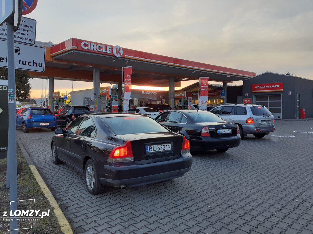 Łomża: Kolejki na stacjach
