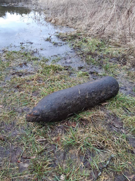 Wyciągnęli z Narwi duży pocisk