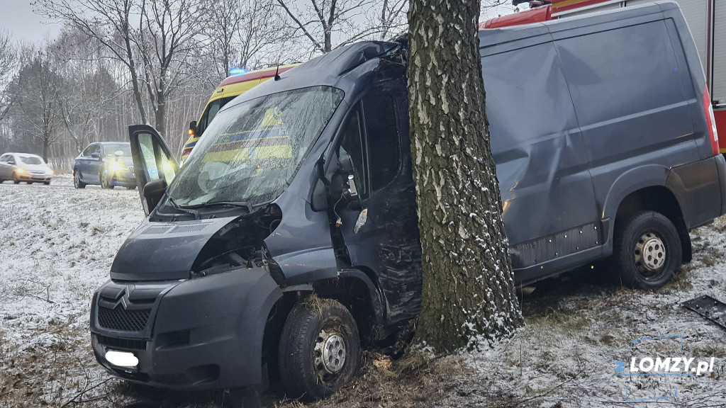 Bus pomocy drogowej na drzewie!
