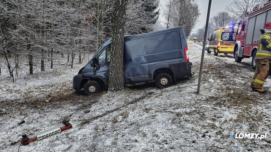 Bus pomocy drogowej na drzewie!