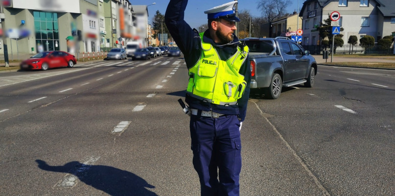 Co oznaczają te gesty policjanta? Lepiej je znać!