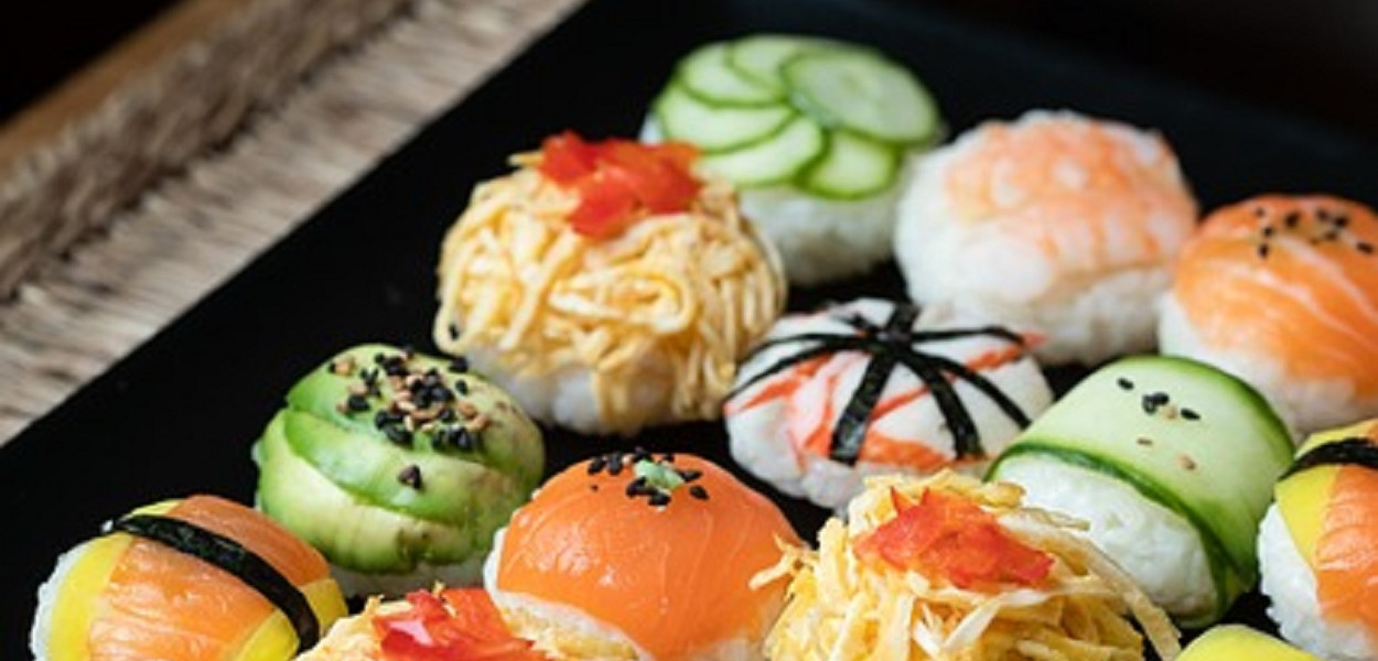 Czy sushi je się na raz?