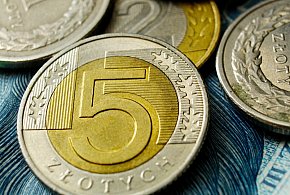 Setki tysięcy Polaków otrzymały nowe świadczenie. Co z resztą?-27944