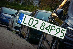 Tablice z zielonymi napisami na kolejnych autach. Nie chodzi o "elektryki"-28802