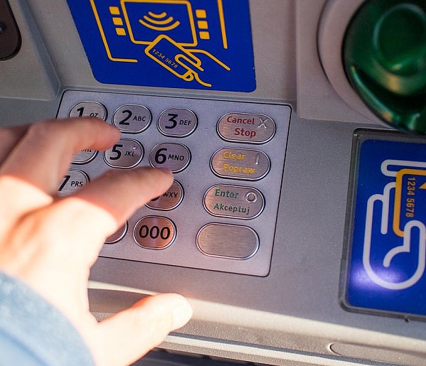 Z kont znikały pieniądze. Policja i bank badają ogólnopolski incydent-28489