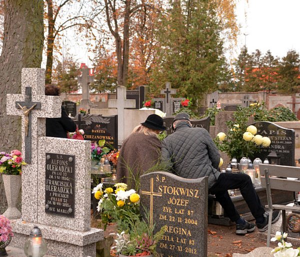 Savoir-vivre na 1 listopada. Jak się zachować podczas wizyty na cmentarzu?-28527