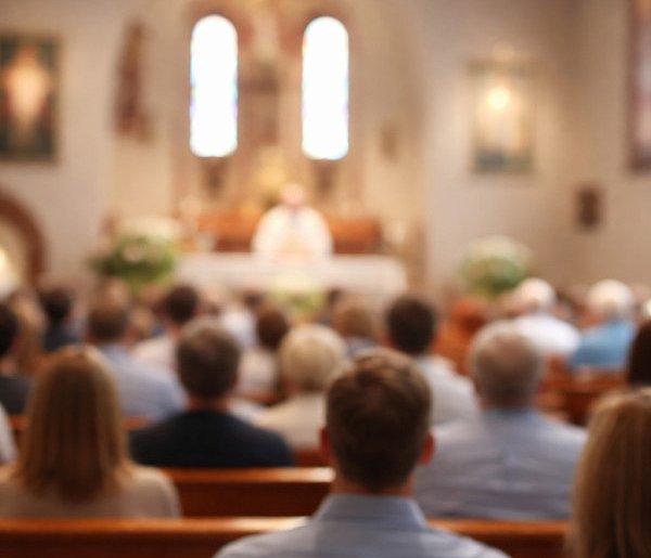 Ilu Polaków naprawdę chodzi do kościoła? Jedna statystyka szokuje-28778